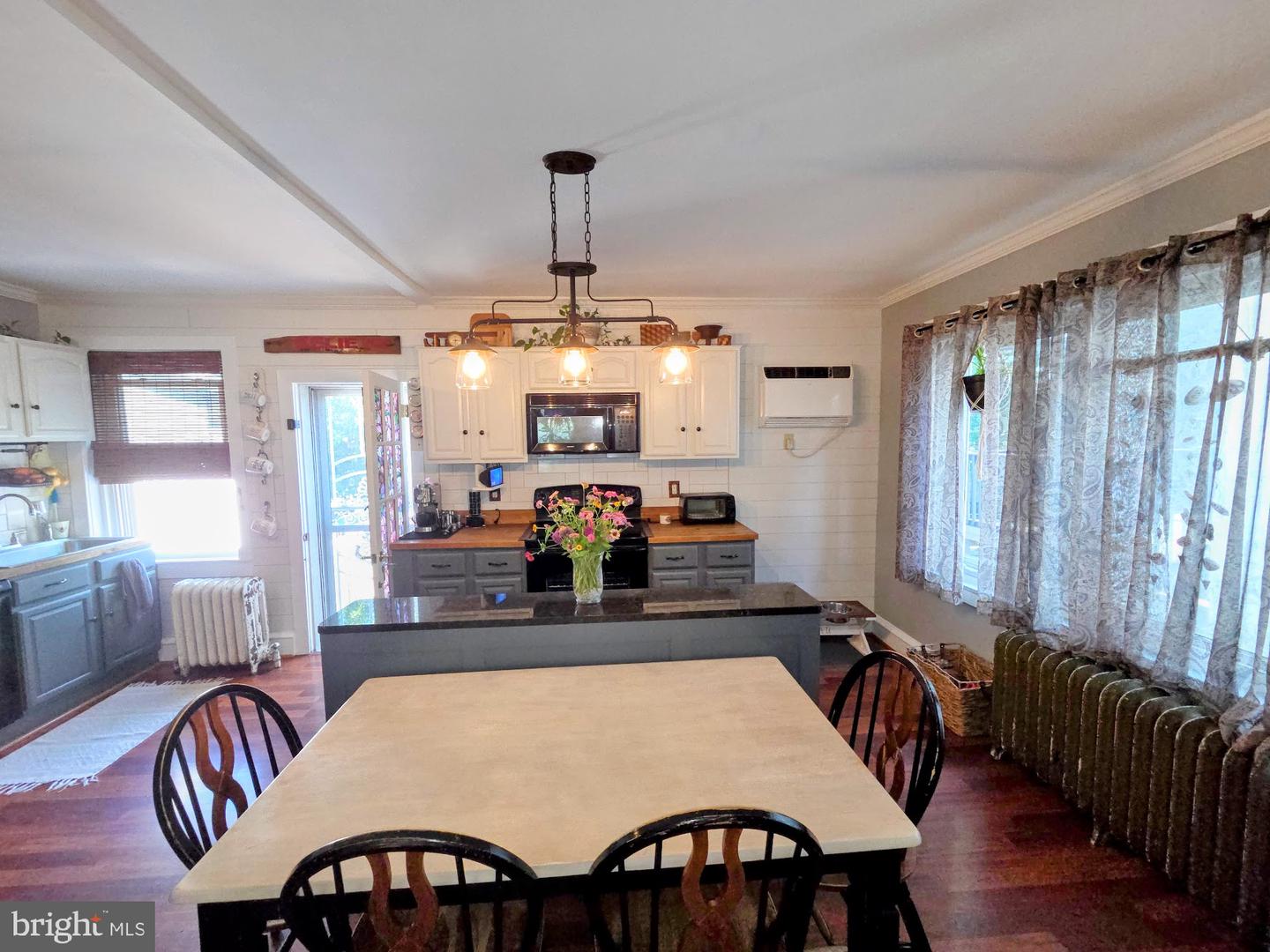 367 Longshore Ave Property Photo 7