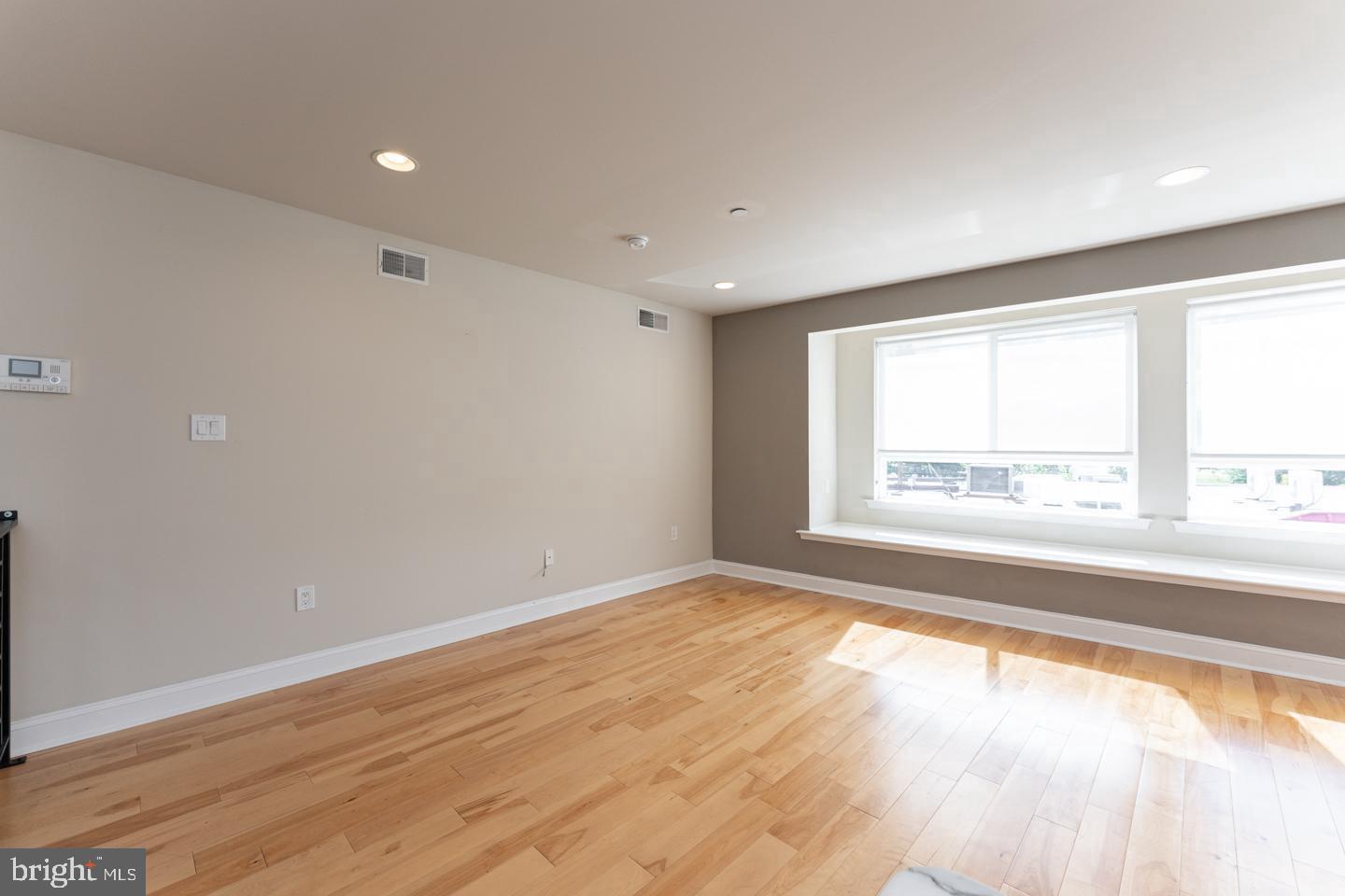 325 E Allen St #1 Property Photo 12