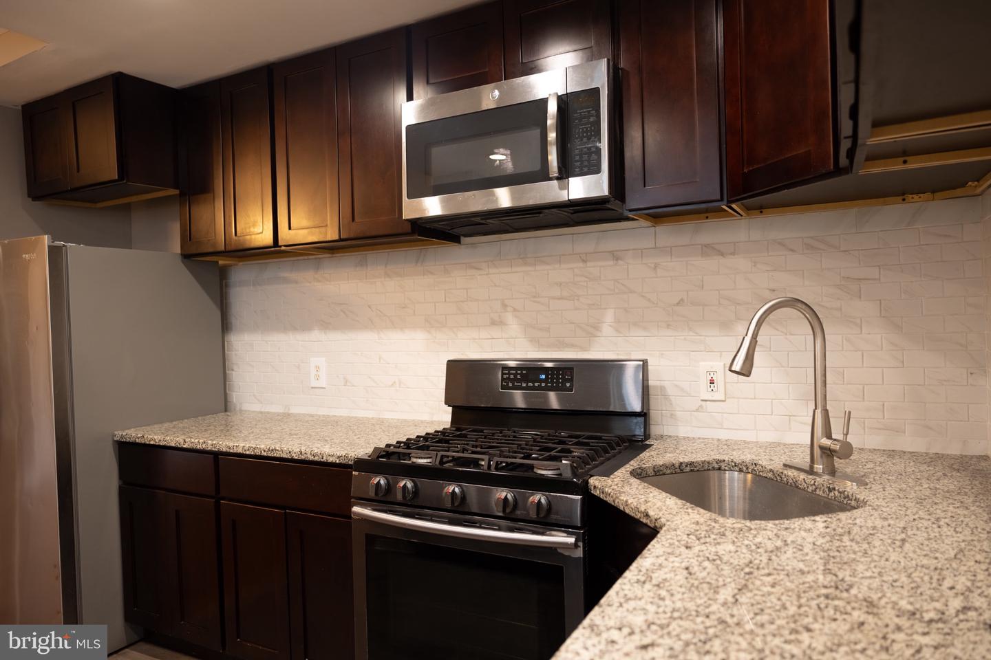6137 Argyle St Property Photo 6