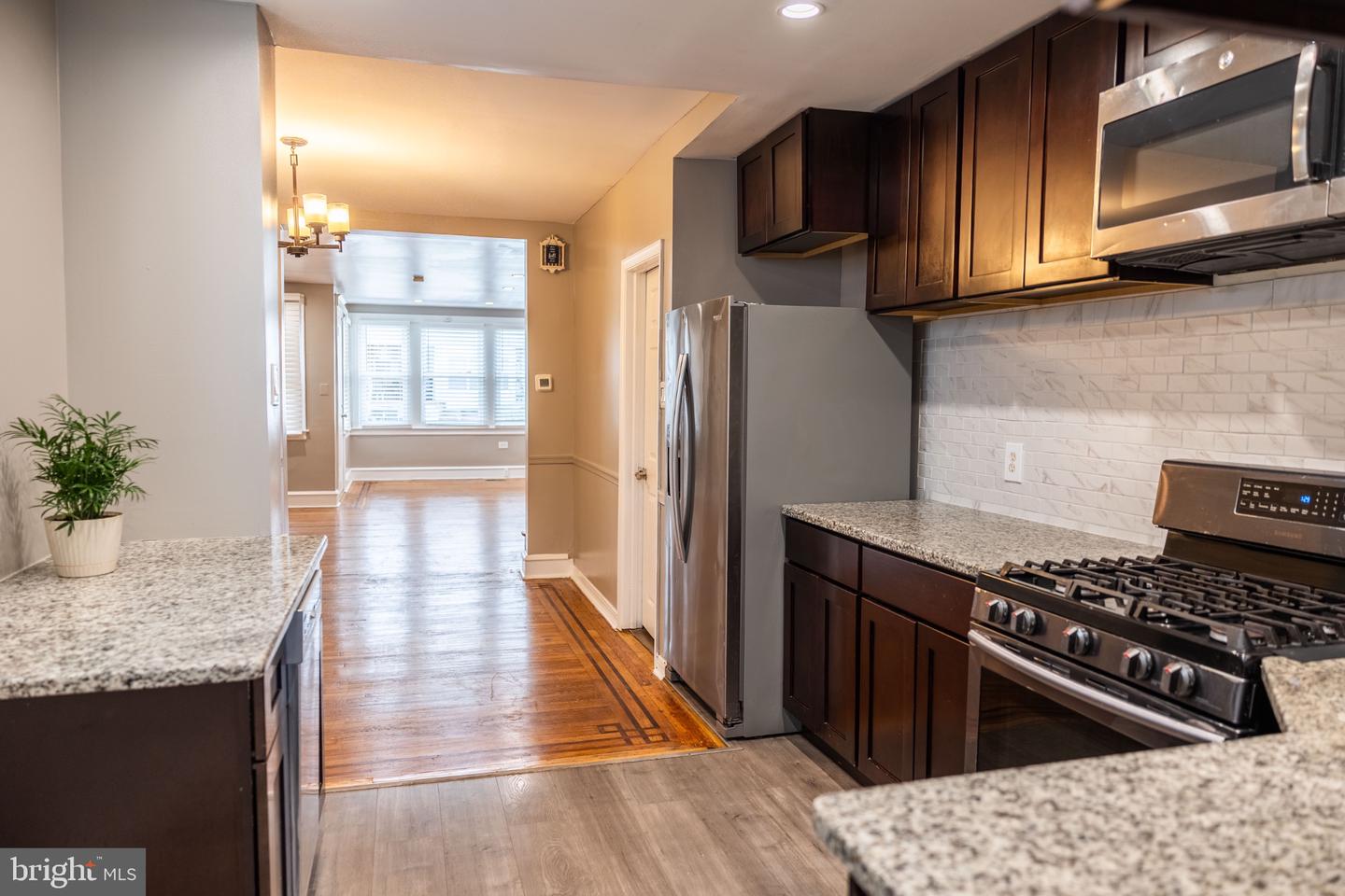 6137 Argyle St Property Photo 7