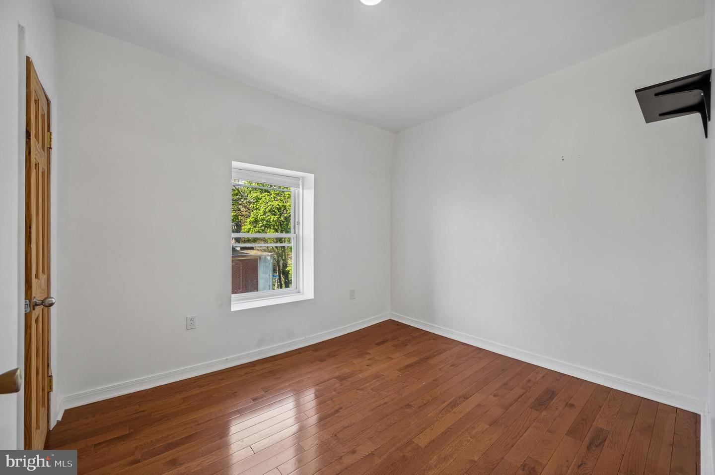 229 W Hansberry St Property Photo 31