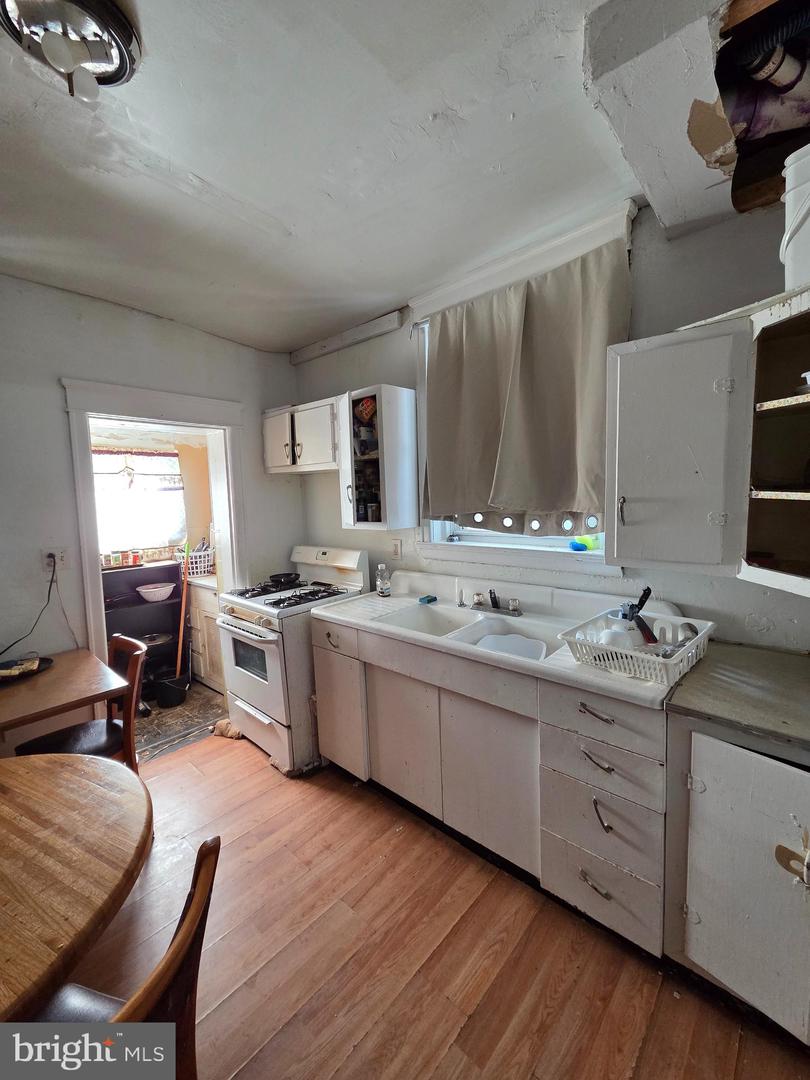 6033 N American St Property Photo 5