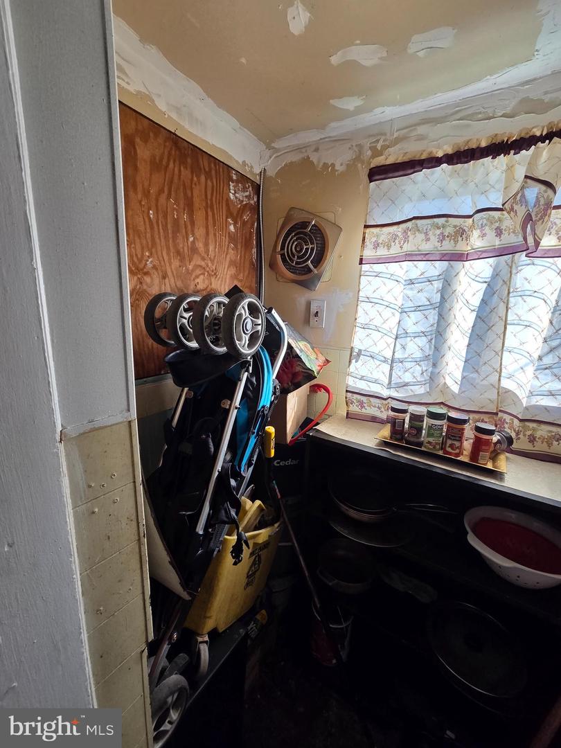 6033 N American St Property Photo 6