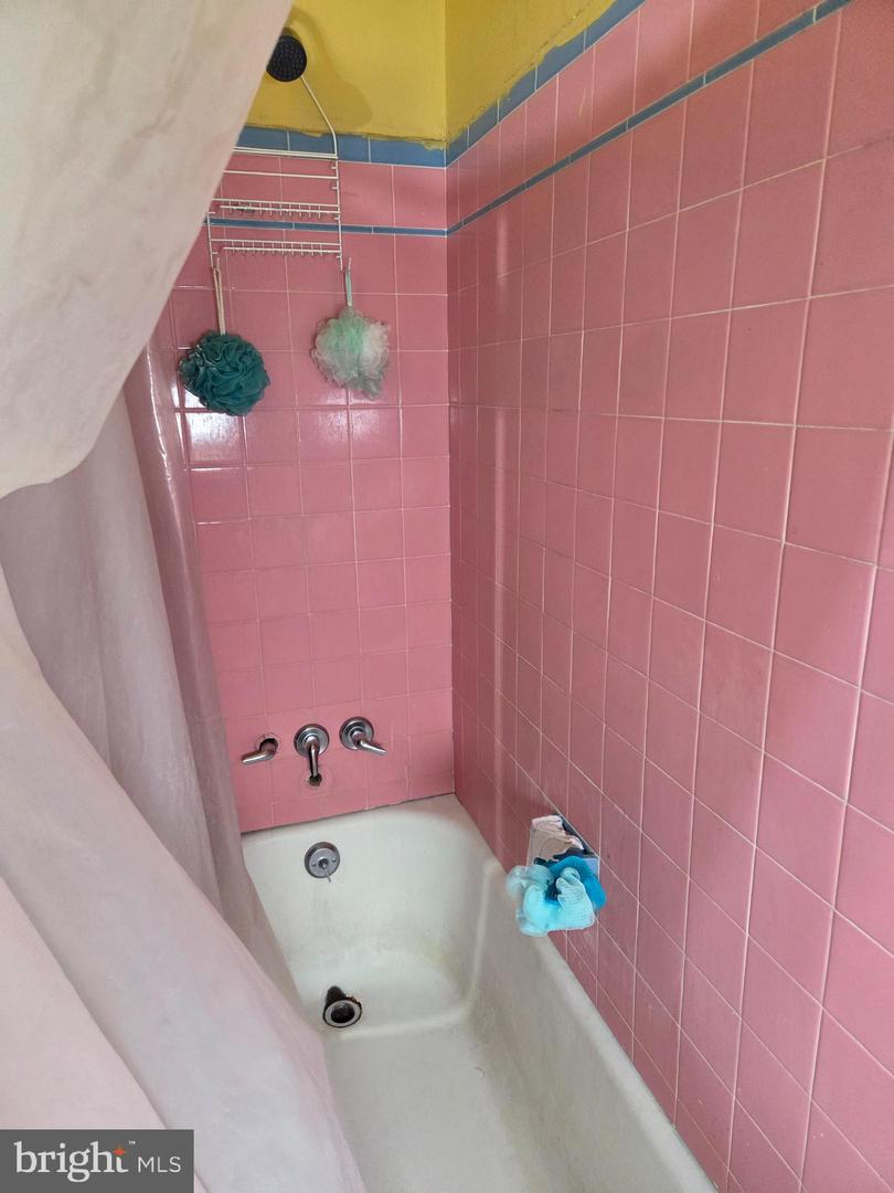 6033 N American St Property Photo 10