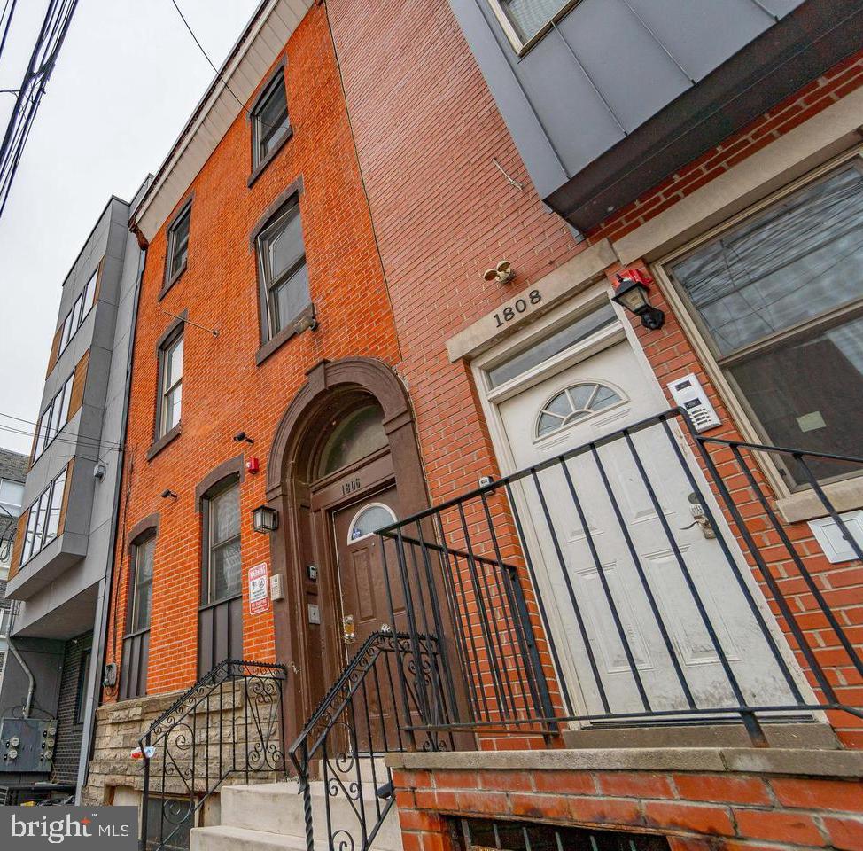 1806 W Berks St Property Photo 2