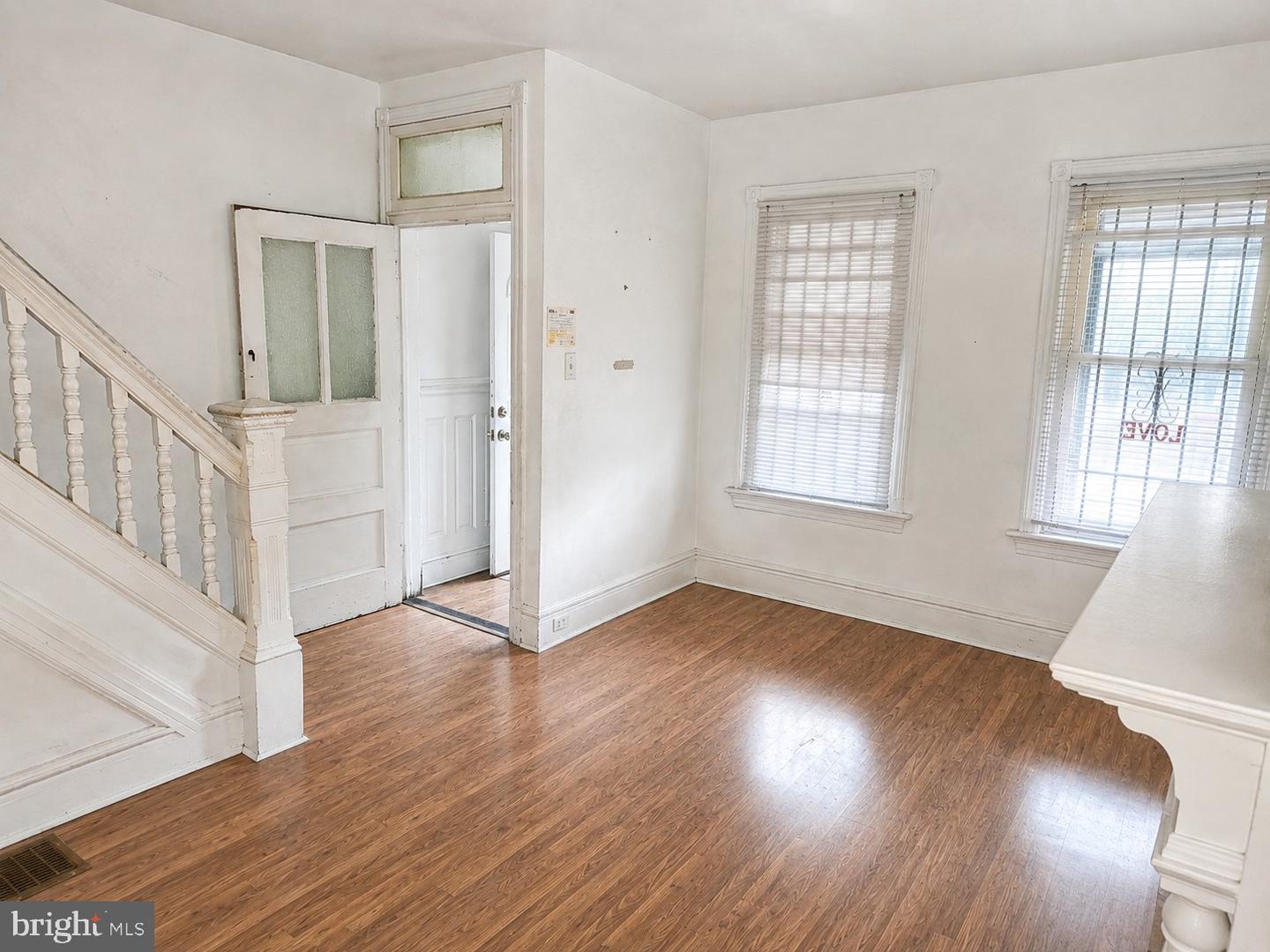 5712 Commerce St Property Photo 4