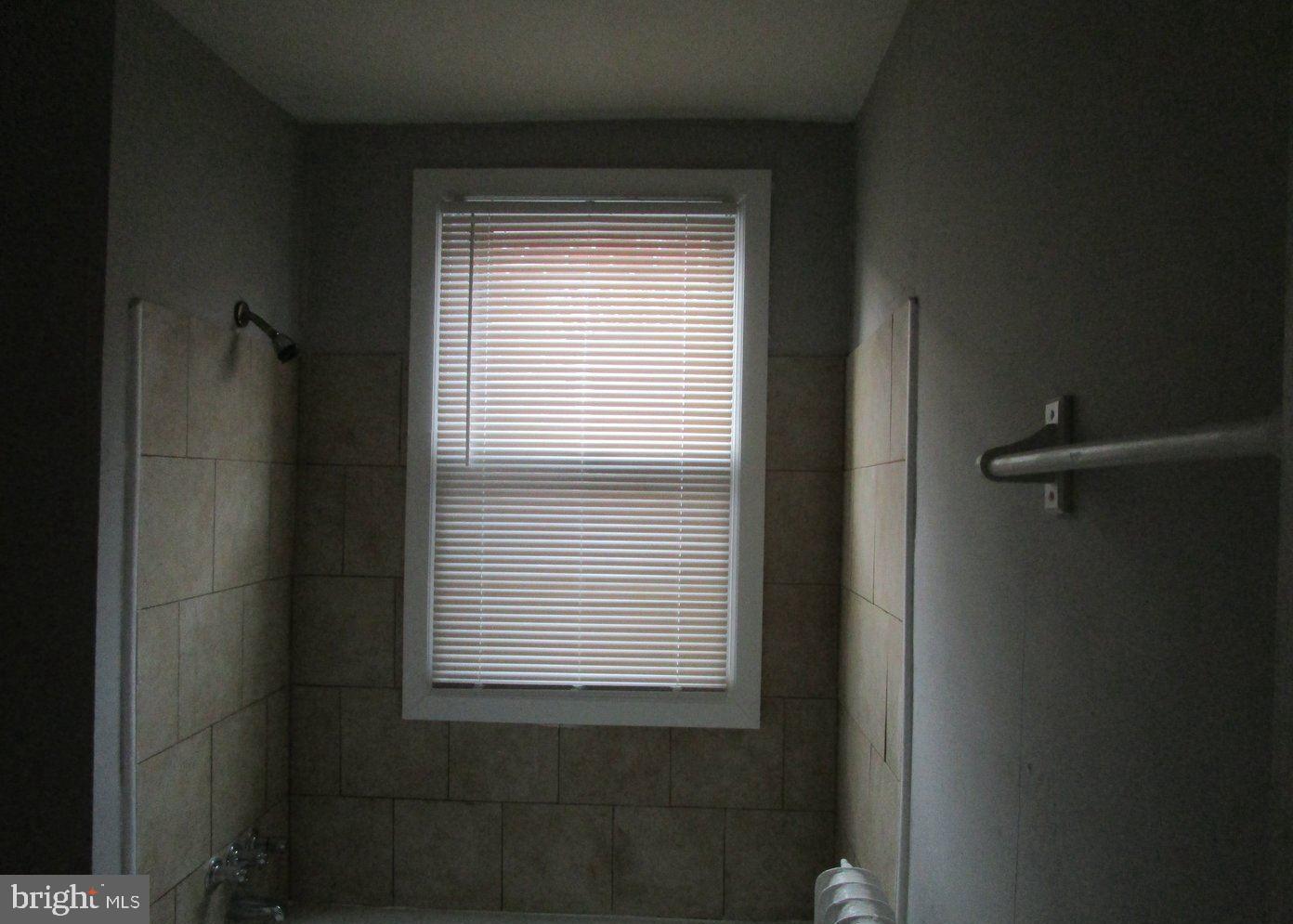 5241 Oxford Ave #1r Property Photo 2