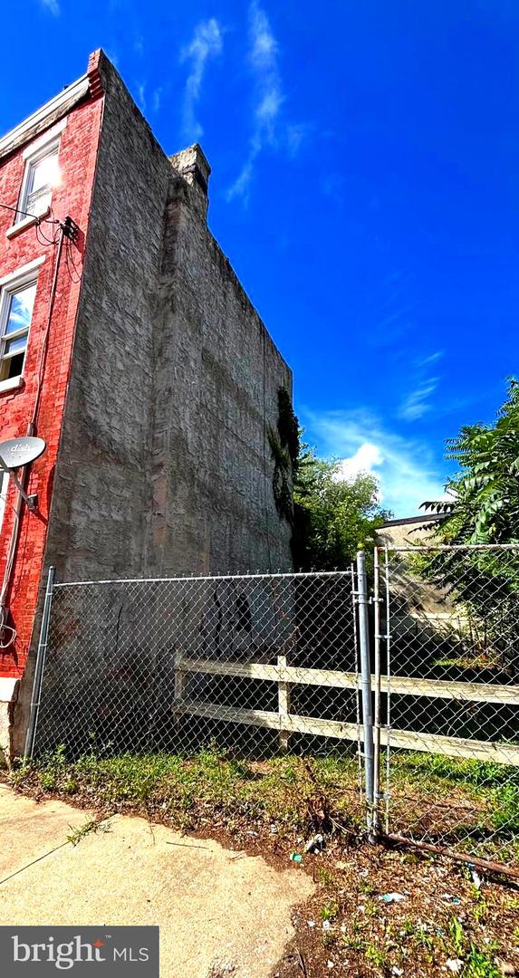 627 W Cumberland St Property Photo 3