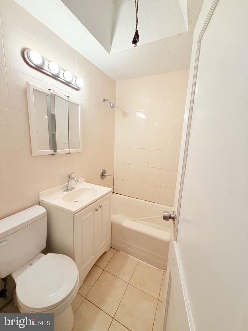 4614 Lansing St Property Photo 5