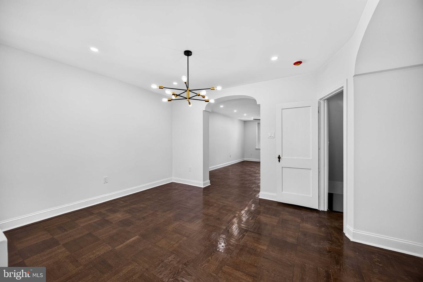 5766 W Jefferson St Property Photo 12
