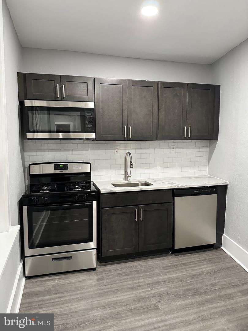 200-205 W Sedgwick St #300 Property Photo 1