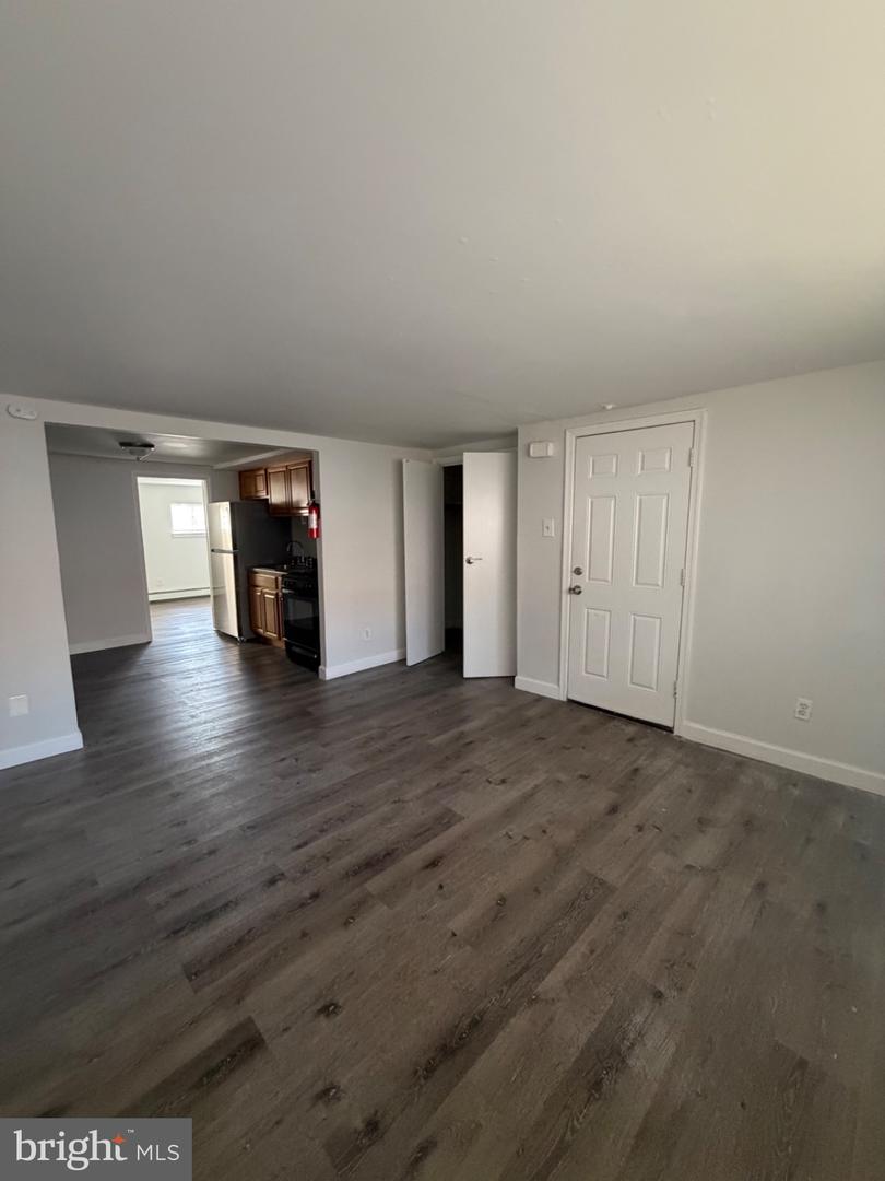 6016 N Warnock St #e Property Photo 3
