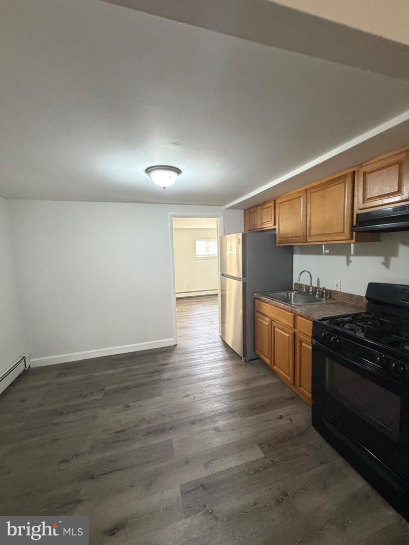 6016 N Warnock St #e Property Photo 5