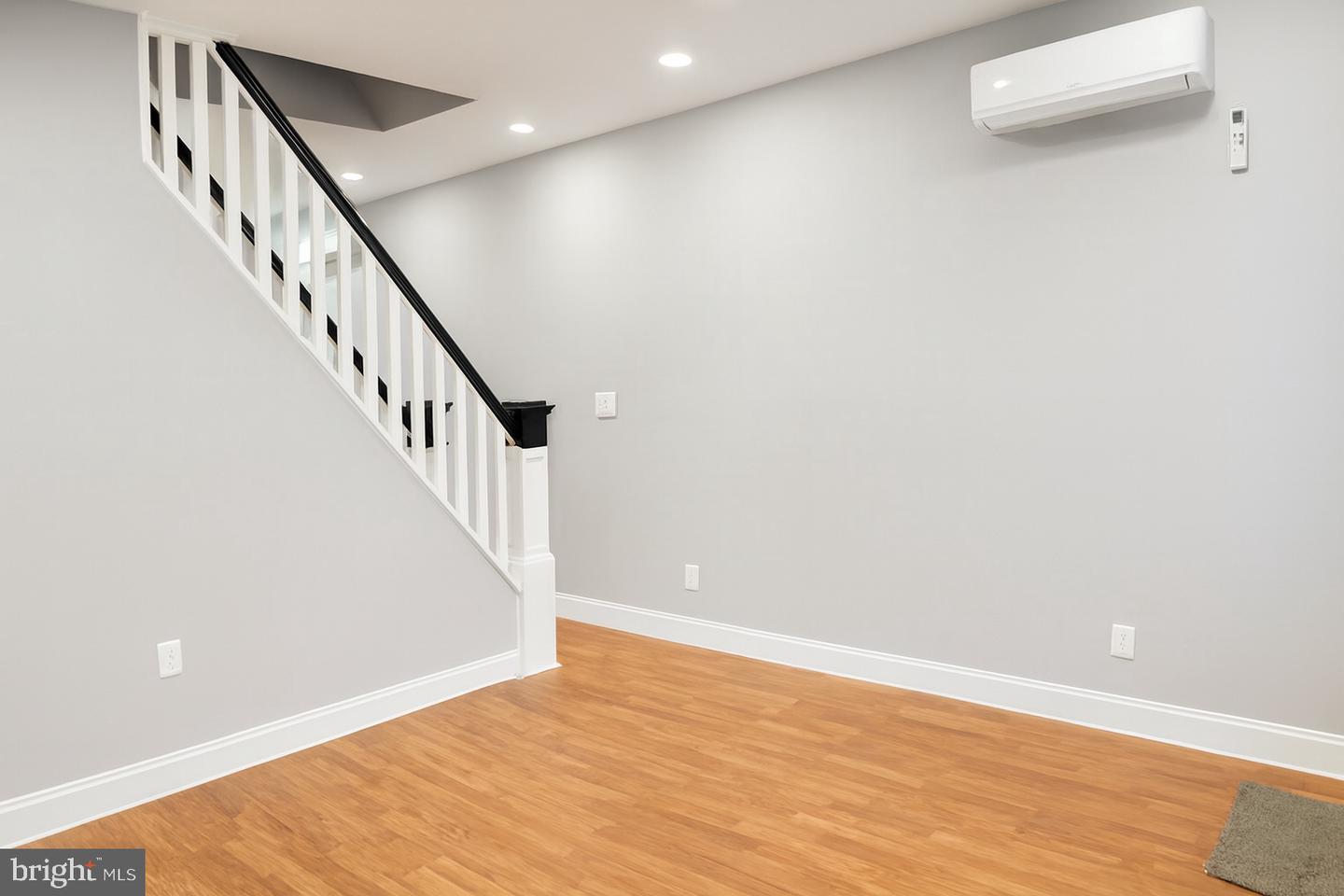 6774 Marsden St Property Photo 5