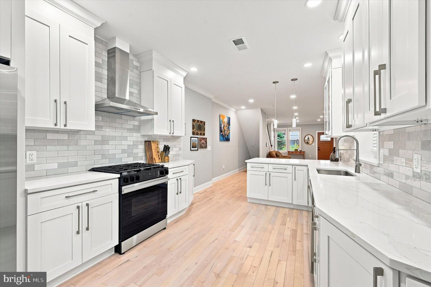40 E Slocum St Property Photo 8