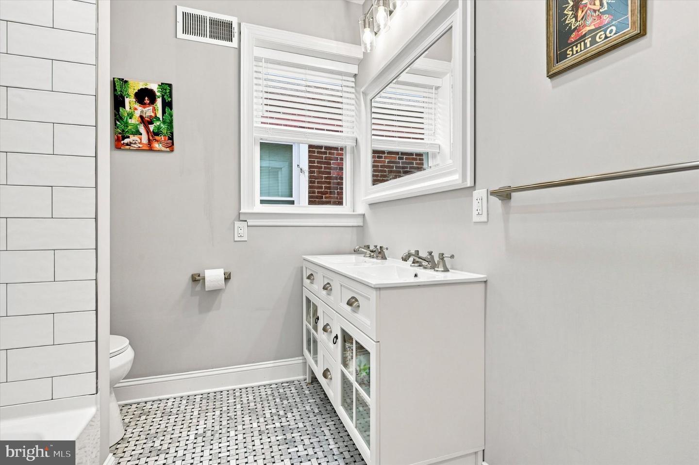 40 E Slocum St Property Photo 12
