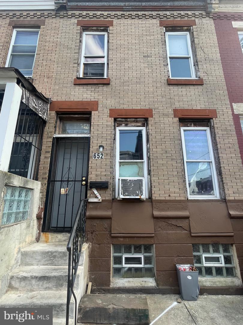 652 W Clearfield St Property Photo 1