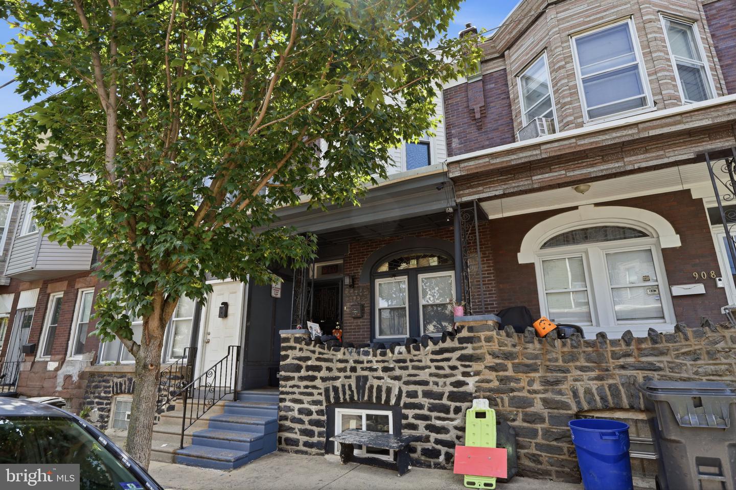 910 E Westmoreland St Property Photo 1