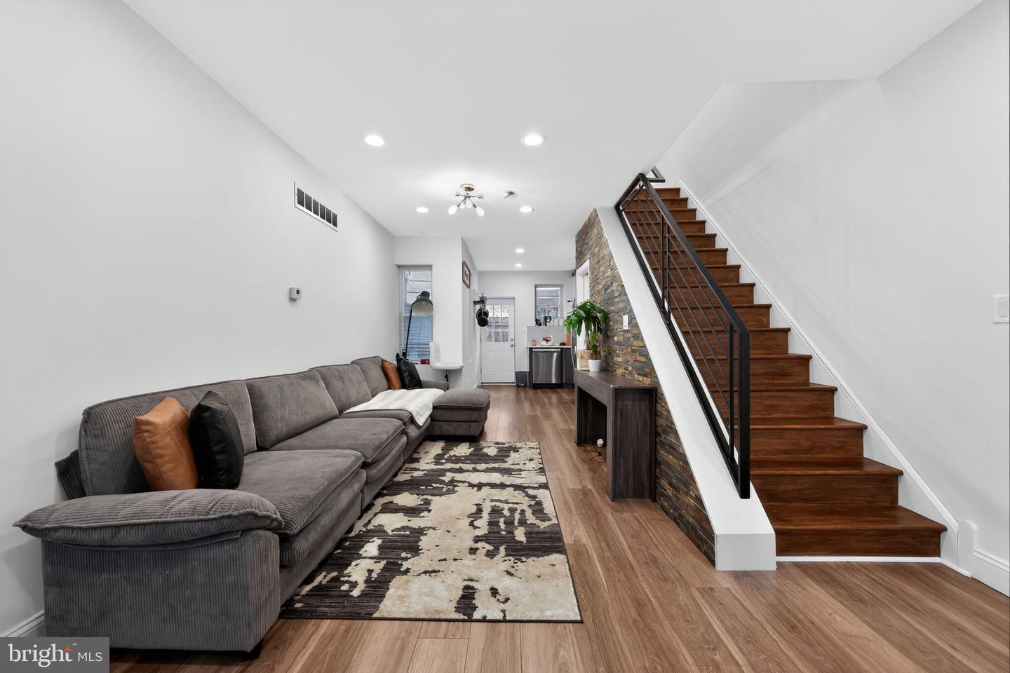 1827 DUDLEY ST Property Photo 1