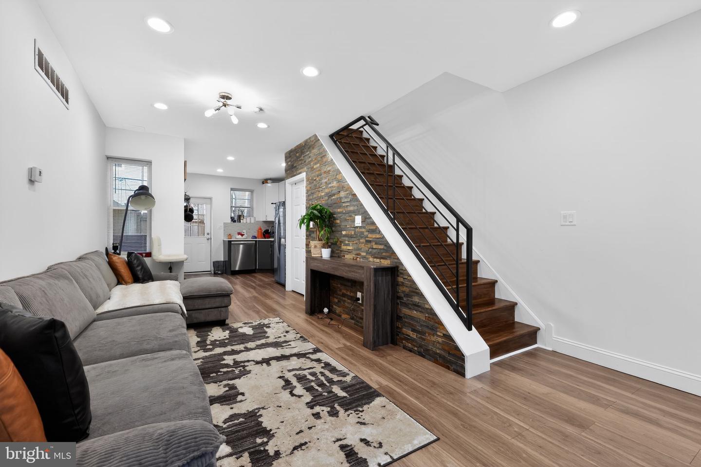 1827 Dudley St Property Photo 4