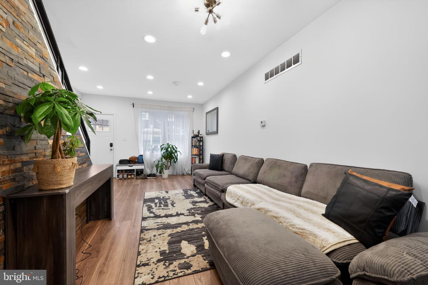 1827 Dudley St Property Photo 8