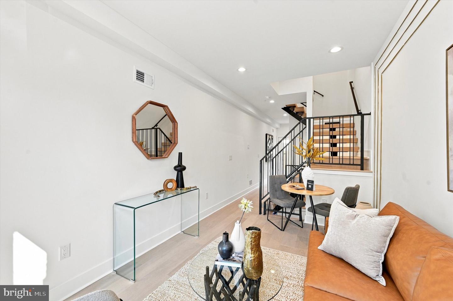 2511 Sepviva St Property Photo 5