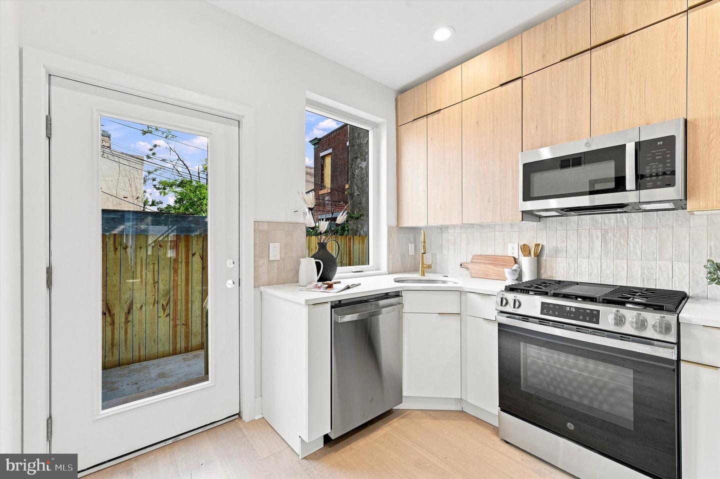 2511 Sepviva St Property Photo 8