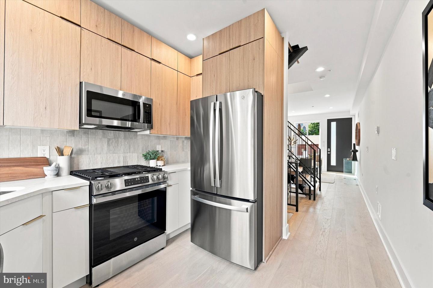 2511 Sepviva St Property Photo 9