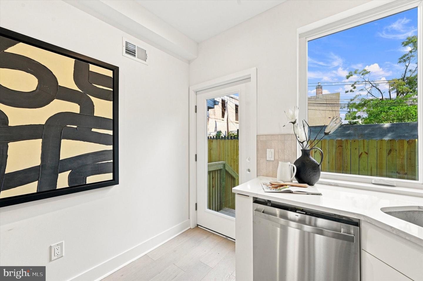 2511 Sepviva St Property Photo 11