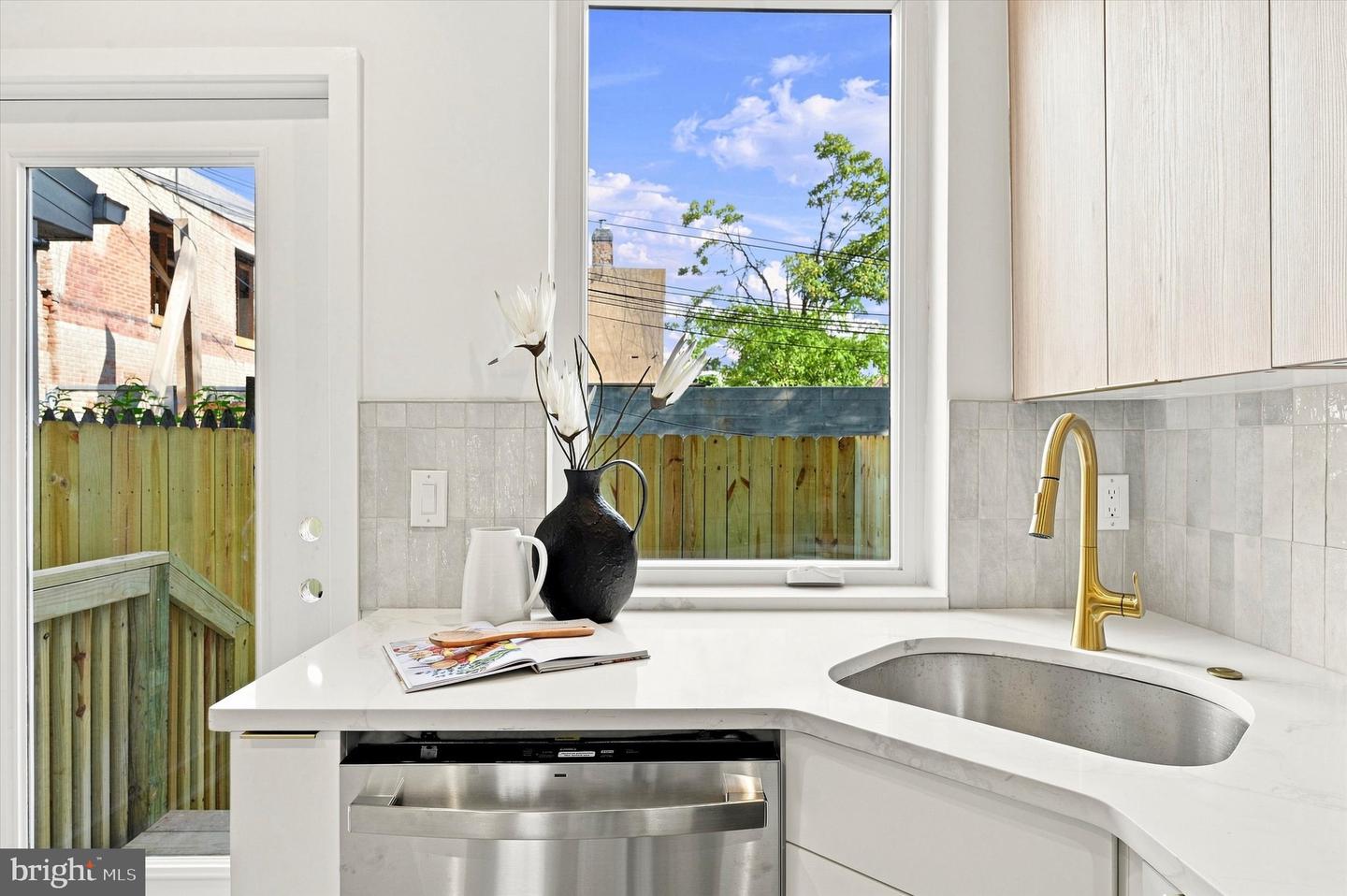 2511 Sepviva St Property Photo 12