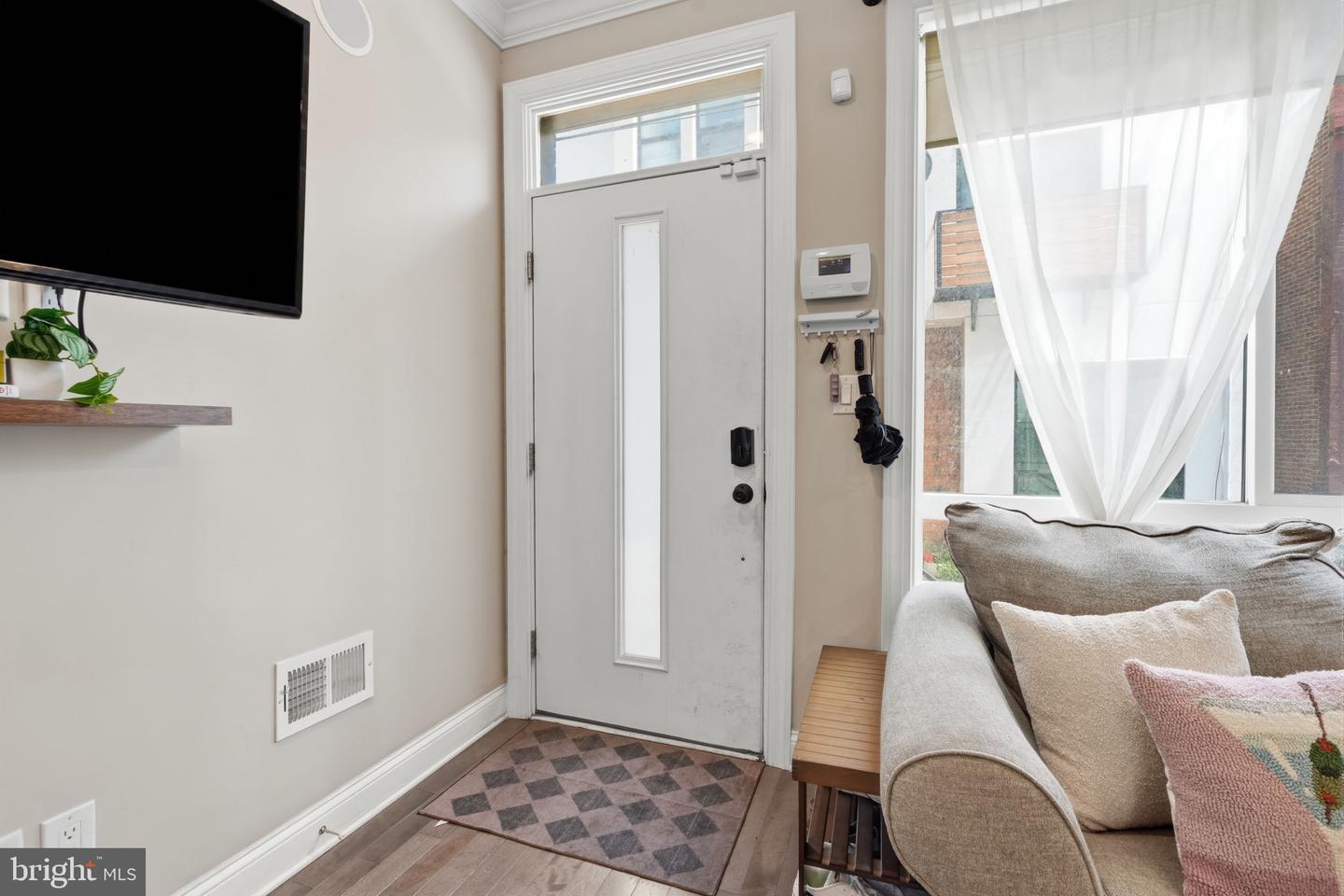 1746 Waterloo St Property Photo 3