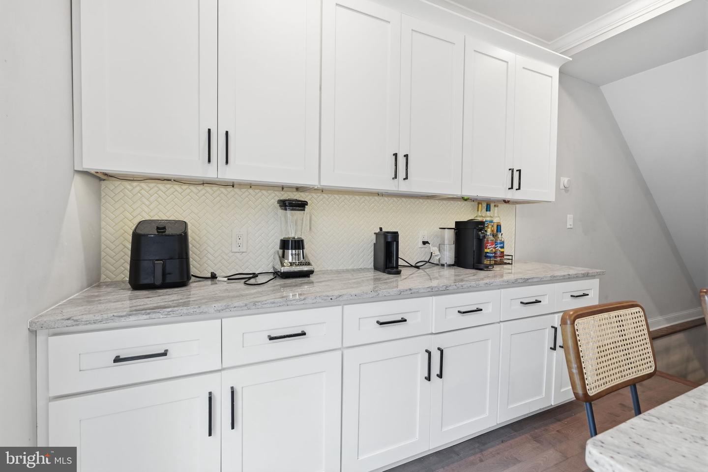 1746 Waterloo St Property Photo 11