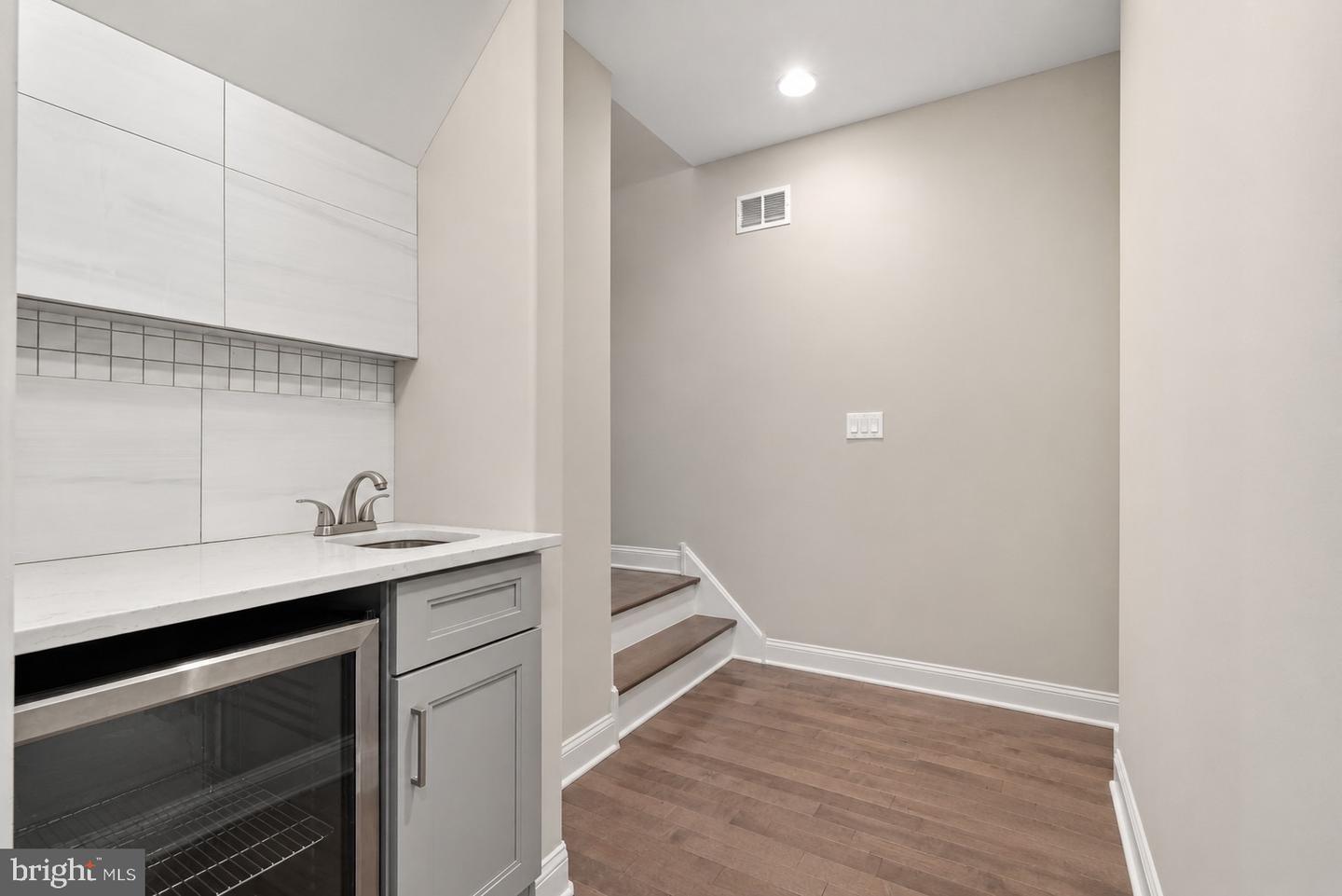 1746 Waterloo St Property Photo 18