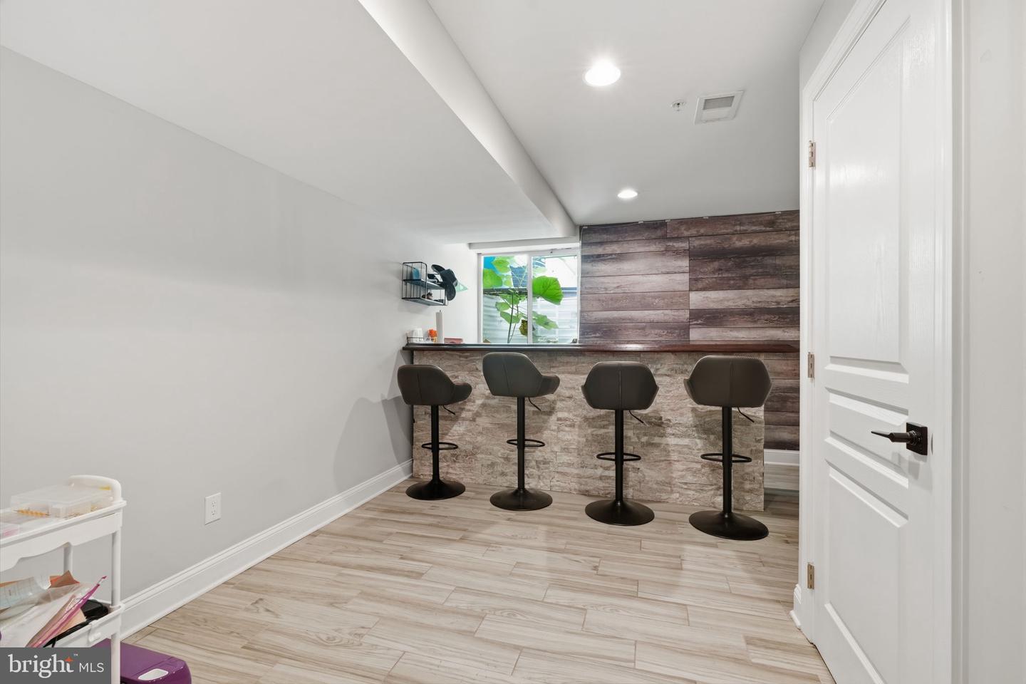 1746 Waterloo St Property Photo 27