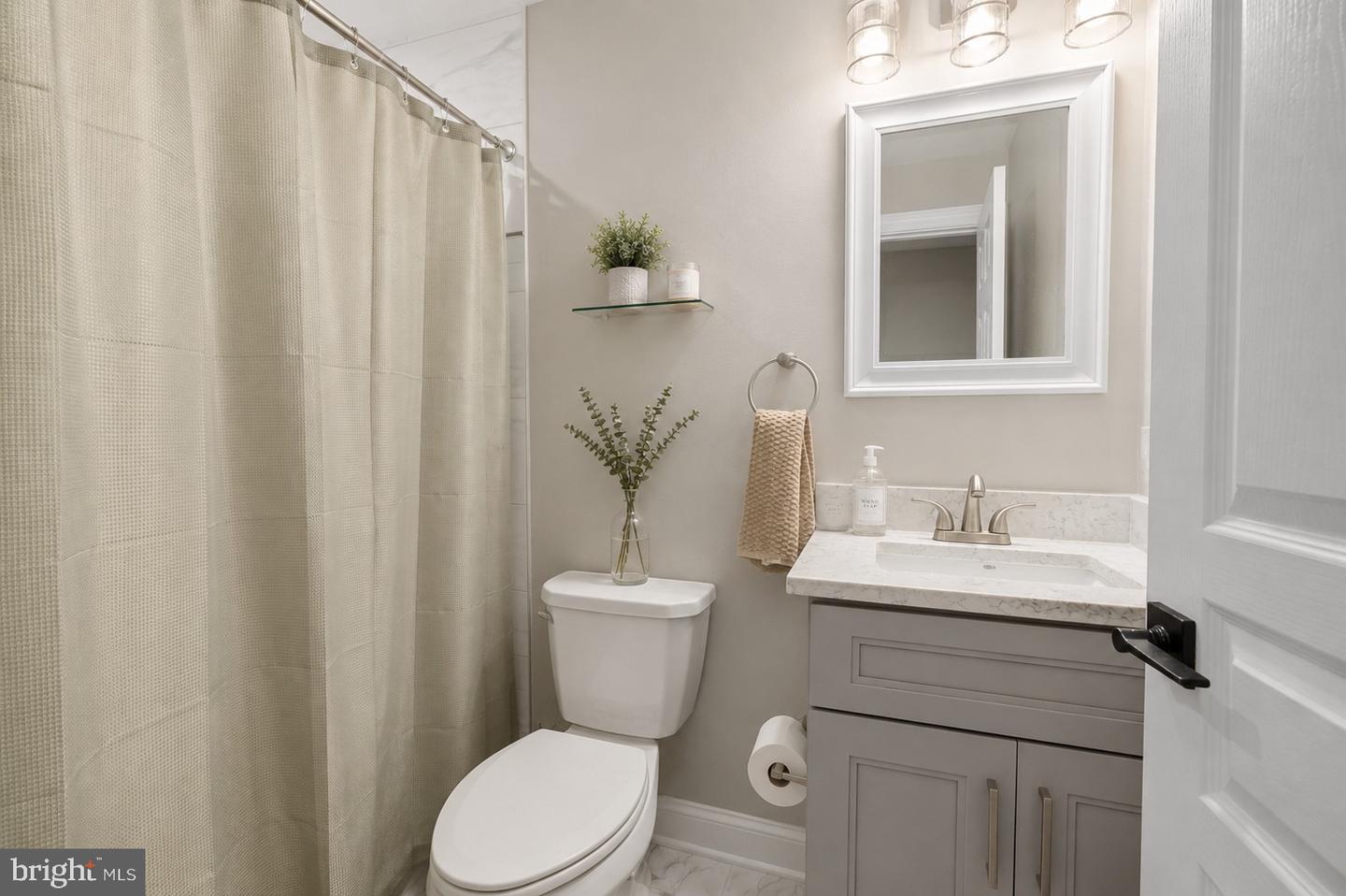 1746 Waterloo St Property Photo 30