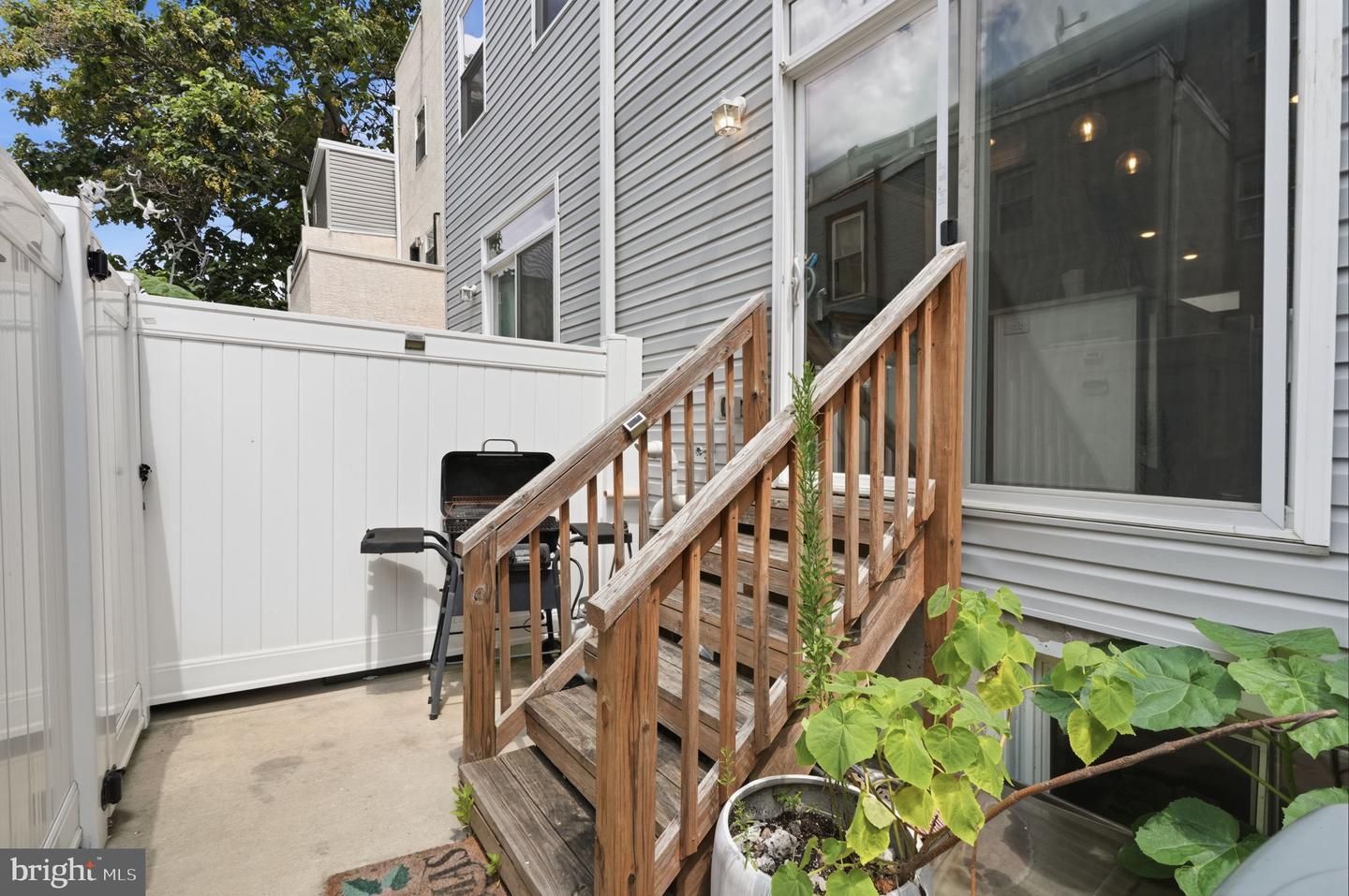 1746 Waterloo St Property Photo 36