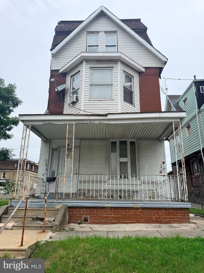 2117 W HUNTING PARK AVE Property Photo 1
