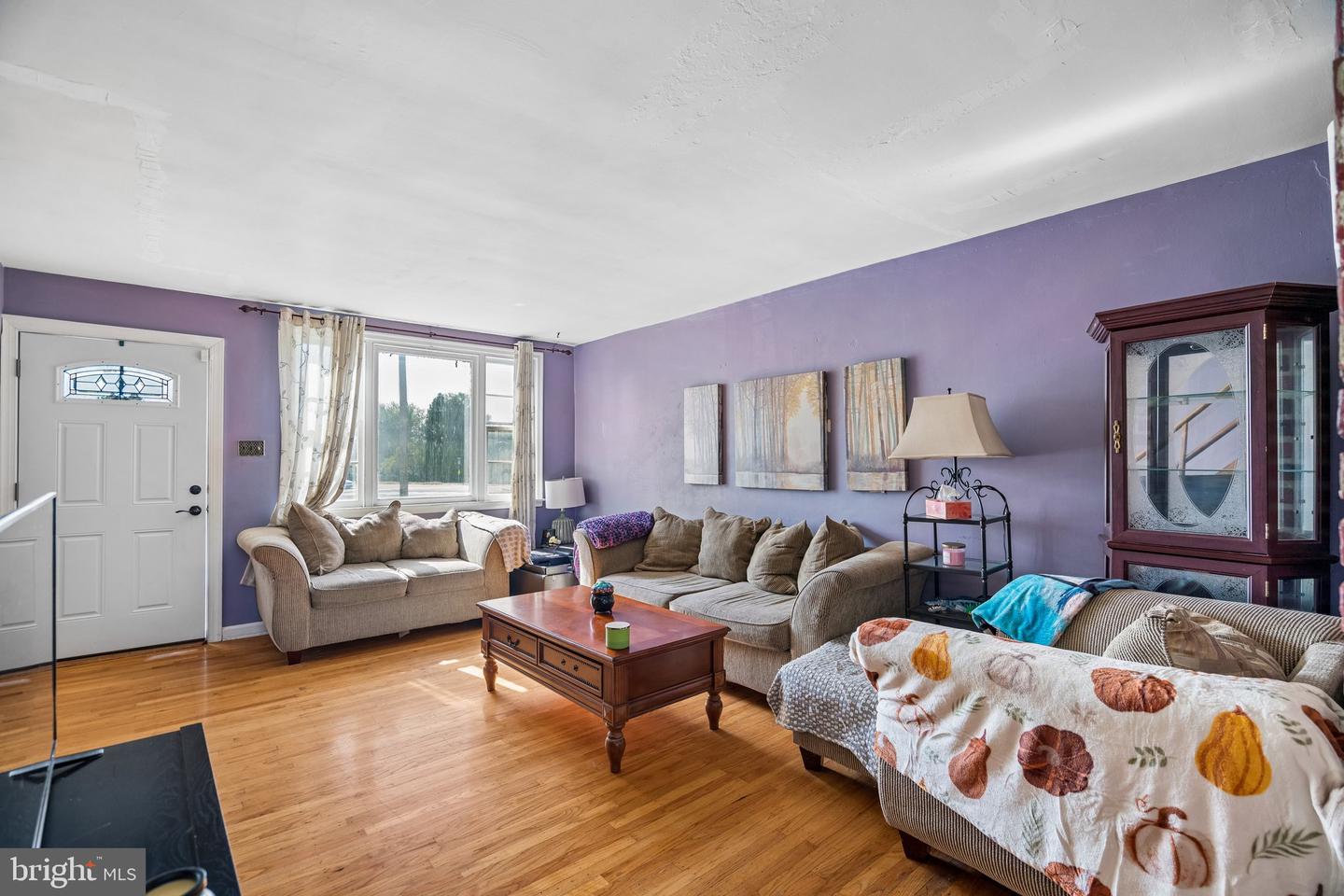 3269 Holme Ave Property Photo 4