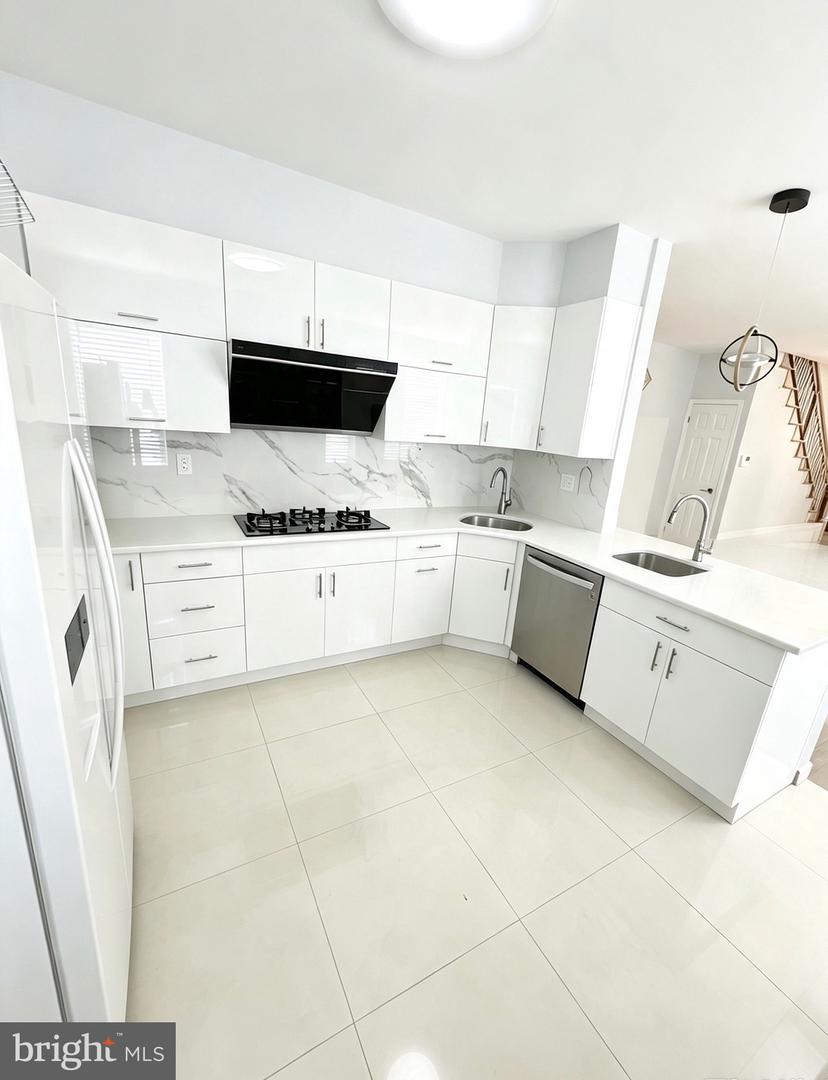 4421 Disston St Property Photo 4