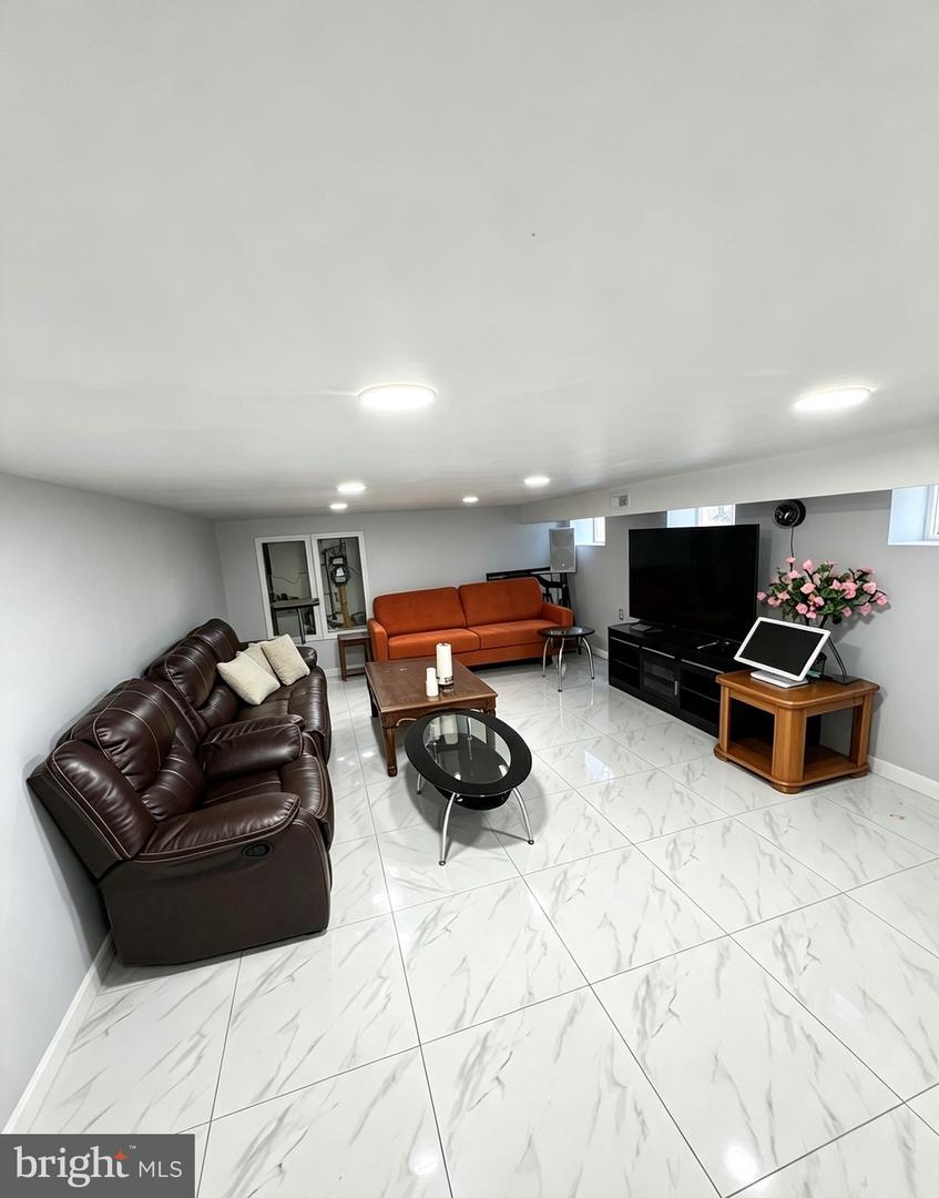 4421 Disston St Property Photo 8