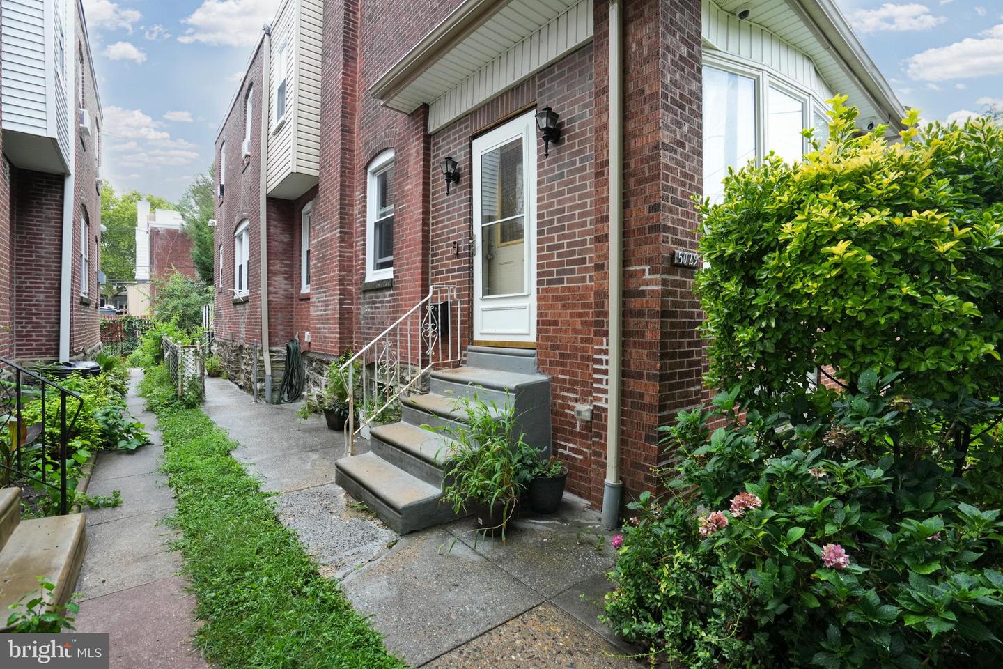 5029 Akron St Property Photo 4