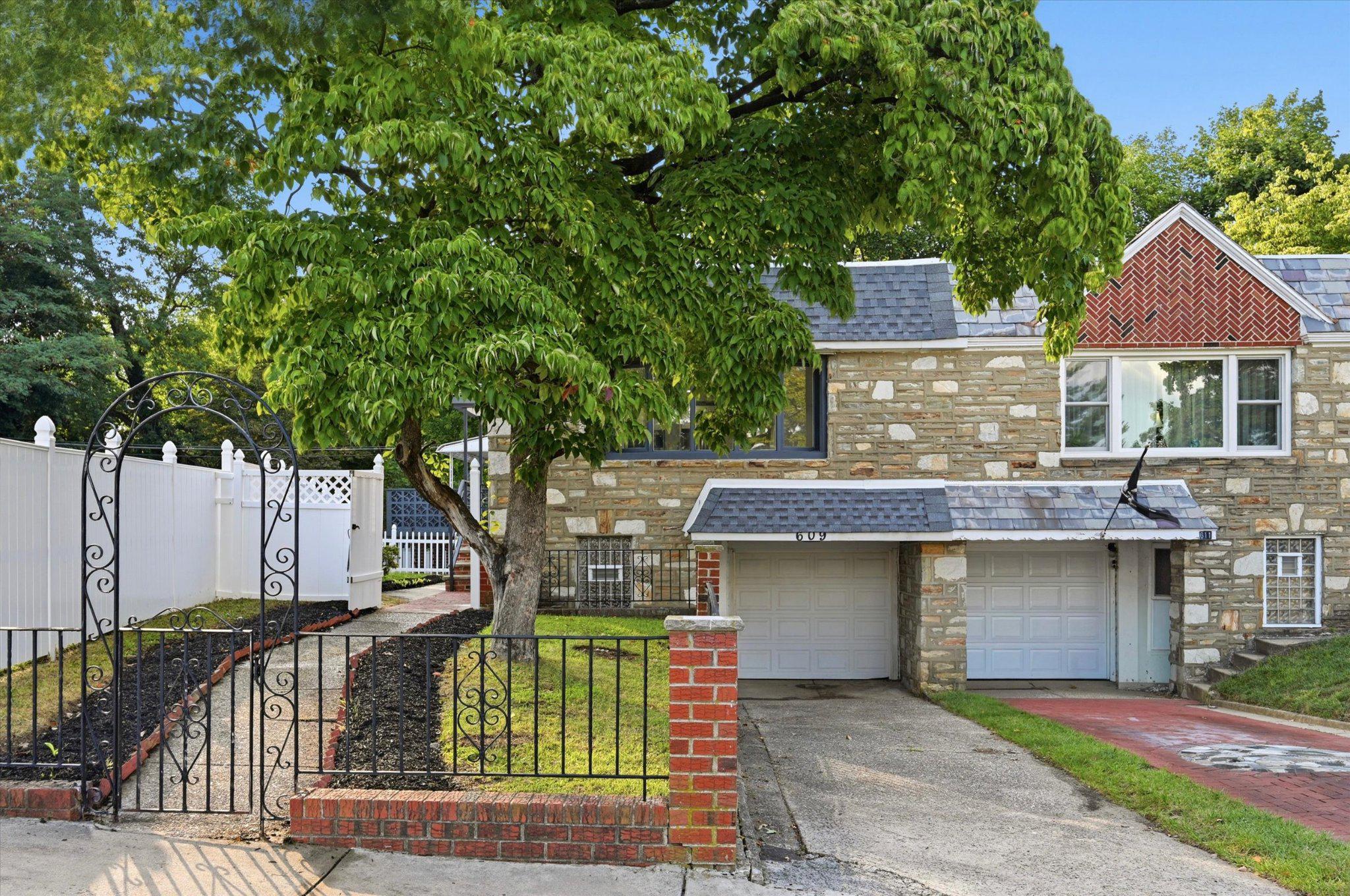609 E Hortter Pl Property Photo 1