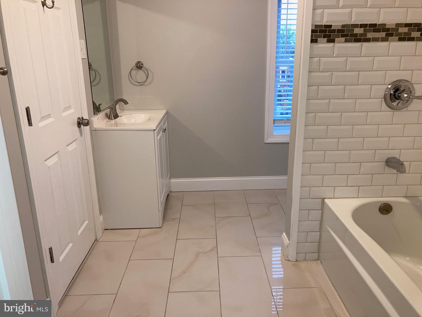 2225 W Thompson St #b Property Photo 2