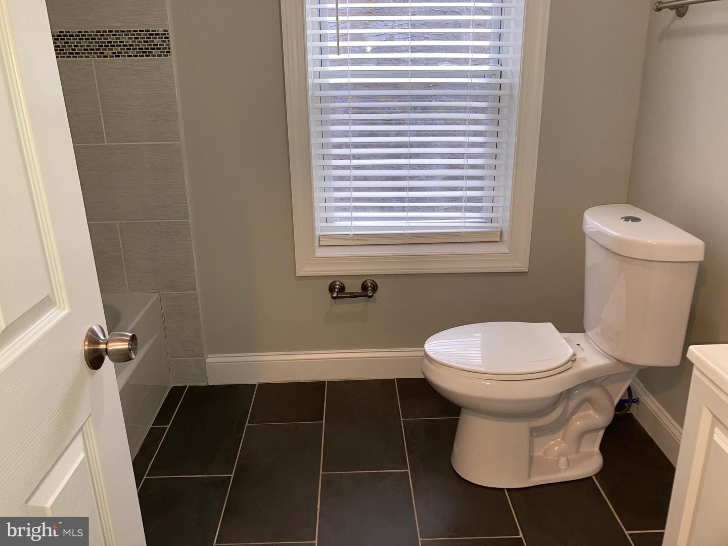 2225 W Thompson St #b Property Photo 5