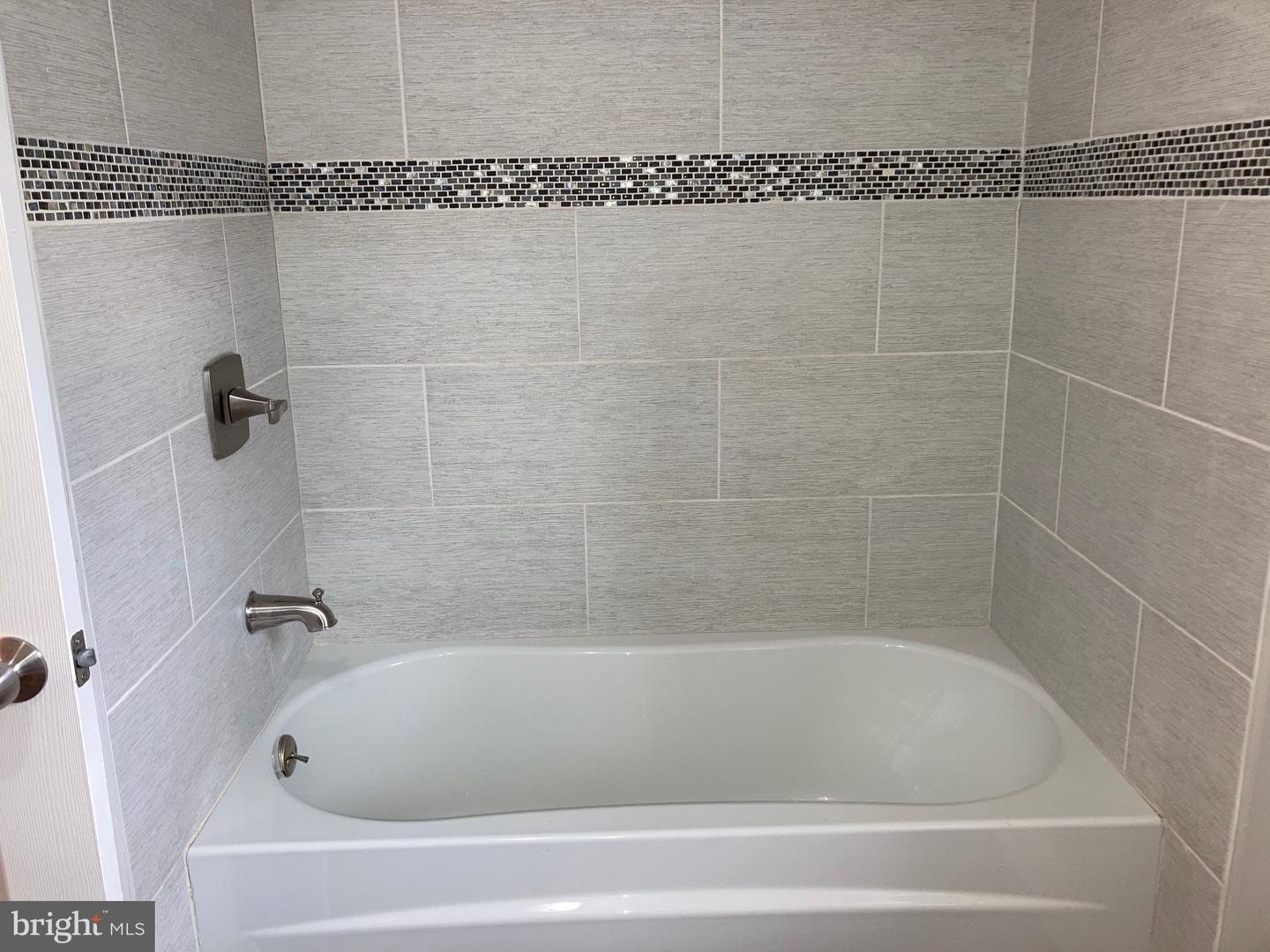 2225 W Thompson St #b Property Photo 6