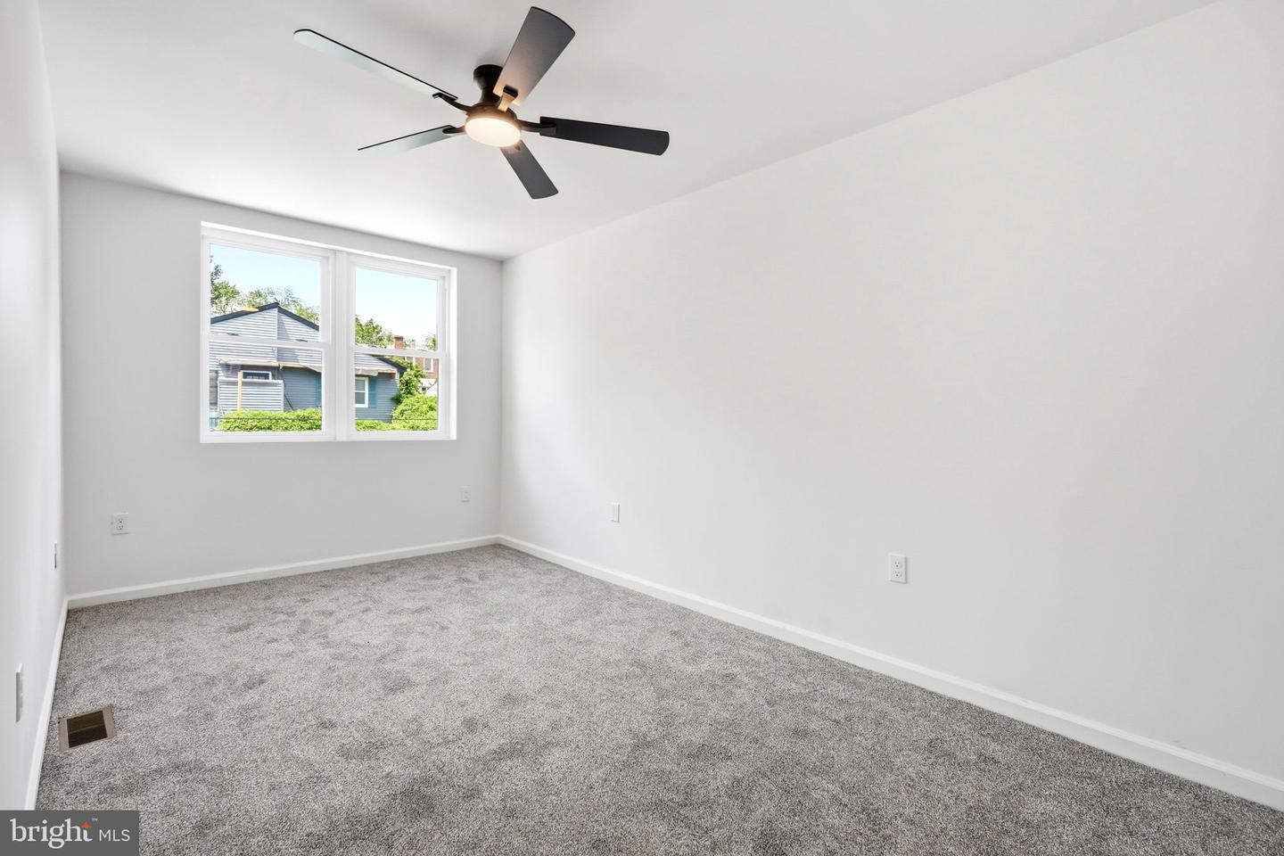 5919 N Hutchinson St Property Photo 32