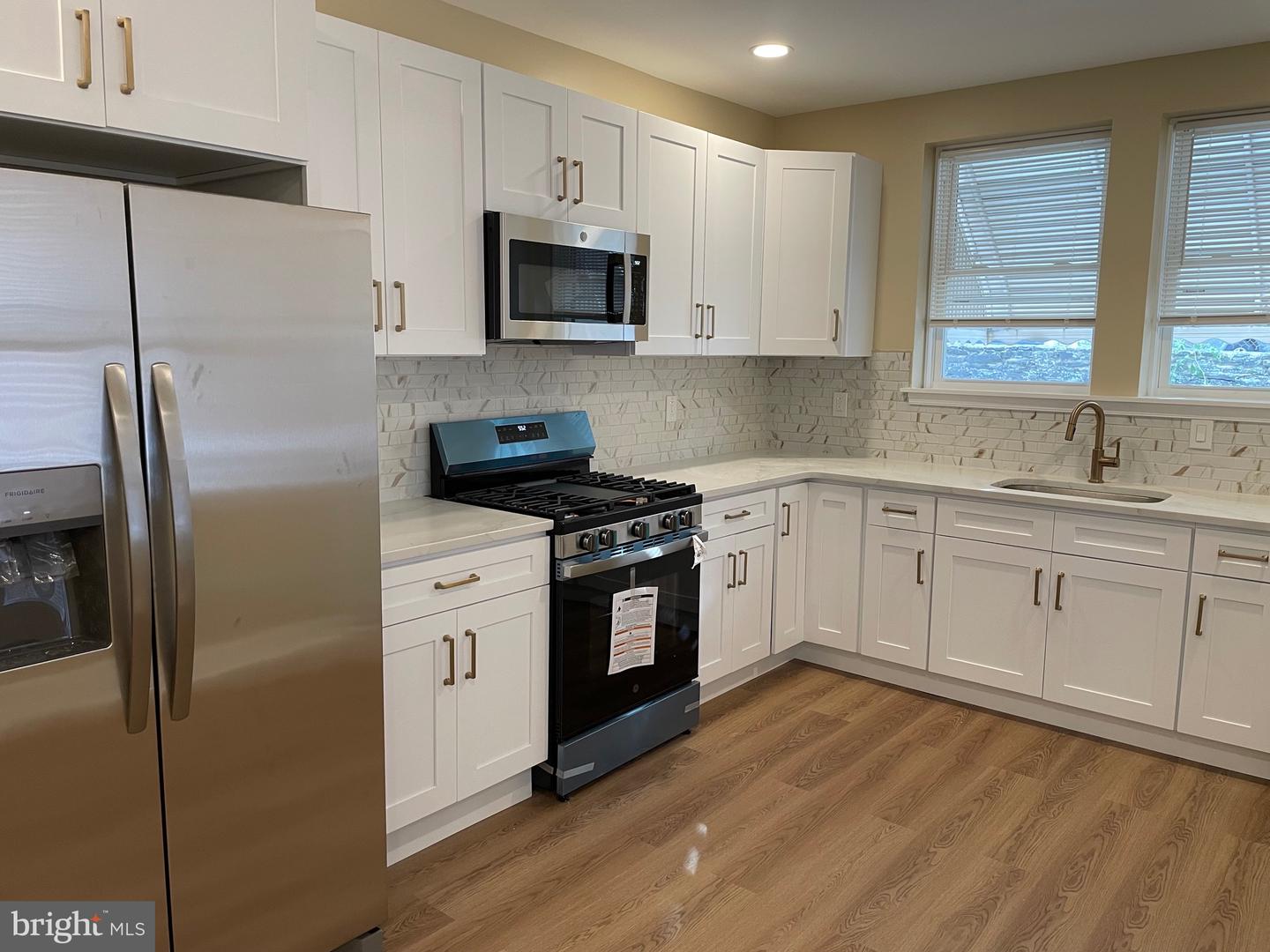 5730 Kemble Ave Property Photo 4