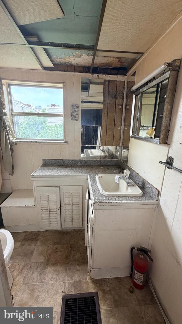 2213 Latona St Property Photo 8