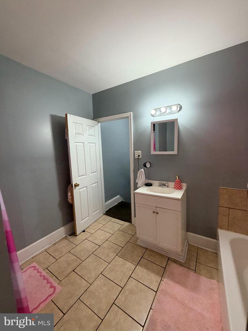 2406 W Oakdale St Property Photo 8