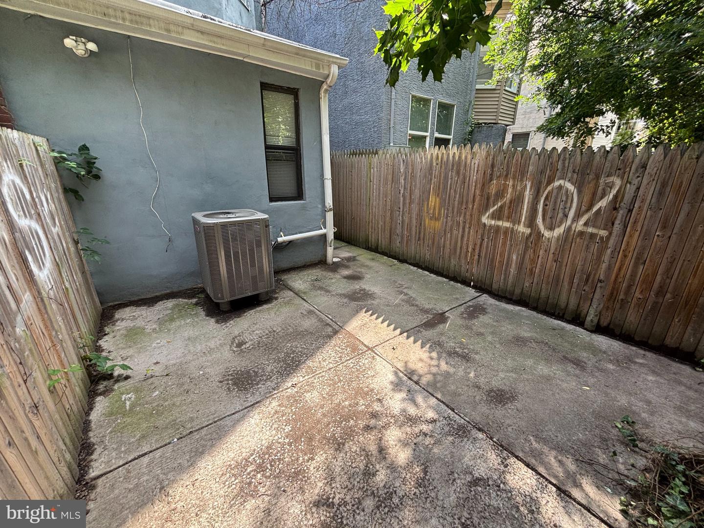 1717 Fontain St Property Photo 22